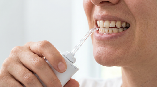 Munddusche bei Implantaten – warum Zahnärzte sie empfehlen